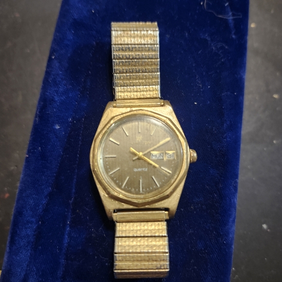 Vintage Hamilton Quartz Day/Date Mens Watch - Picture 2 of 8